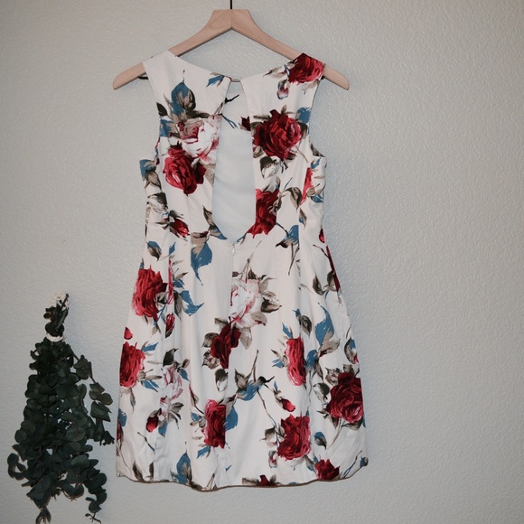 Akira Red and Ivory Floral Keyhole Dress Sz S - Picture 2 of 6
